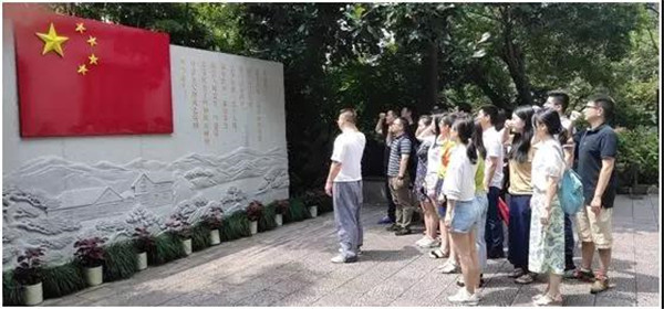 公司經(jīng)營管理部黨支部與益光國際黨支部聯(lián)合支部共同開展“不忘初心、牢記使命”主題教育活動