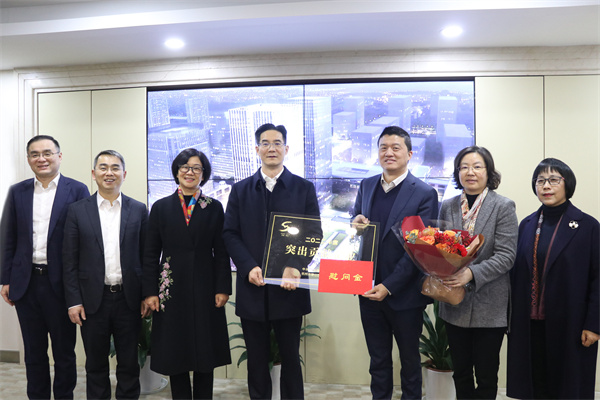 蕭山區(qū)委常委、開發(fā)區(qū)黨工委書記、管委會(huì)主任許昌到我司開展新春慰問