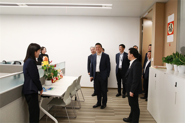 新春開(kāi)工首日，公司領(lǐng)導(dǎo)班子慰問(wèn)駐樓各單位員工