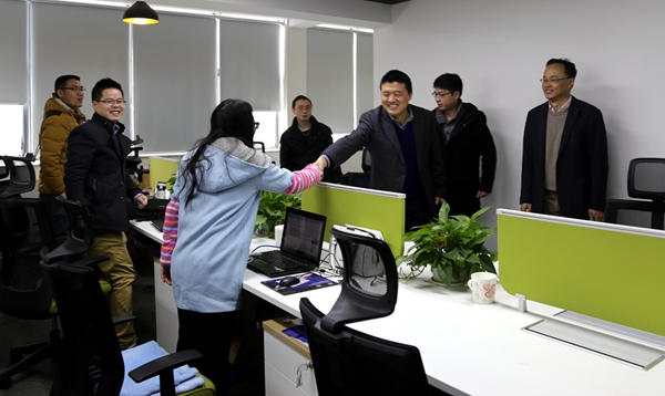 袁仁軍董事長帶隊(duì)到各職能部門、駐長業(yè)務(wù)單位拜年