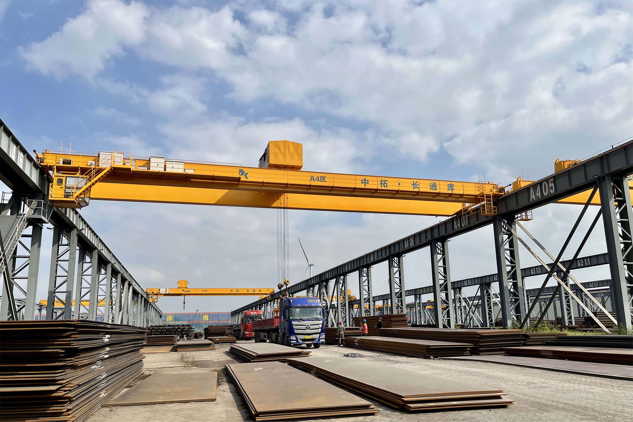 工人在浙商中拓長(zhǎng)通物流庫(kù)裝卸貨物