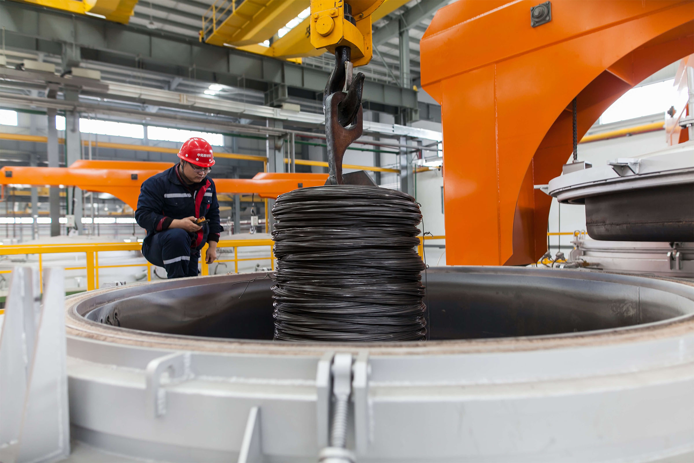 中拓新材料工廠球化車間，工人正在操作設(shè)備